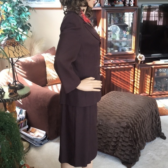 Brand New Le Suit Brown 2-pc Skirt Suit with Scarf - Picture 15 of 16